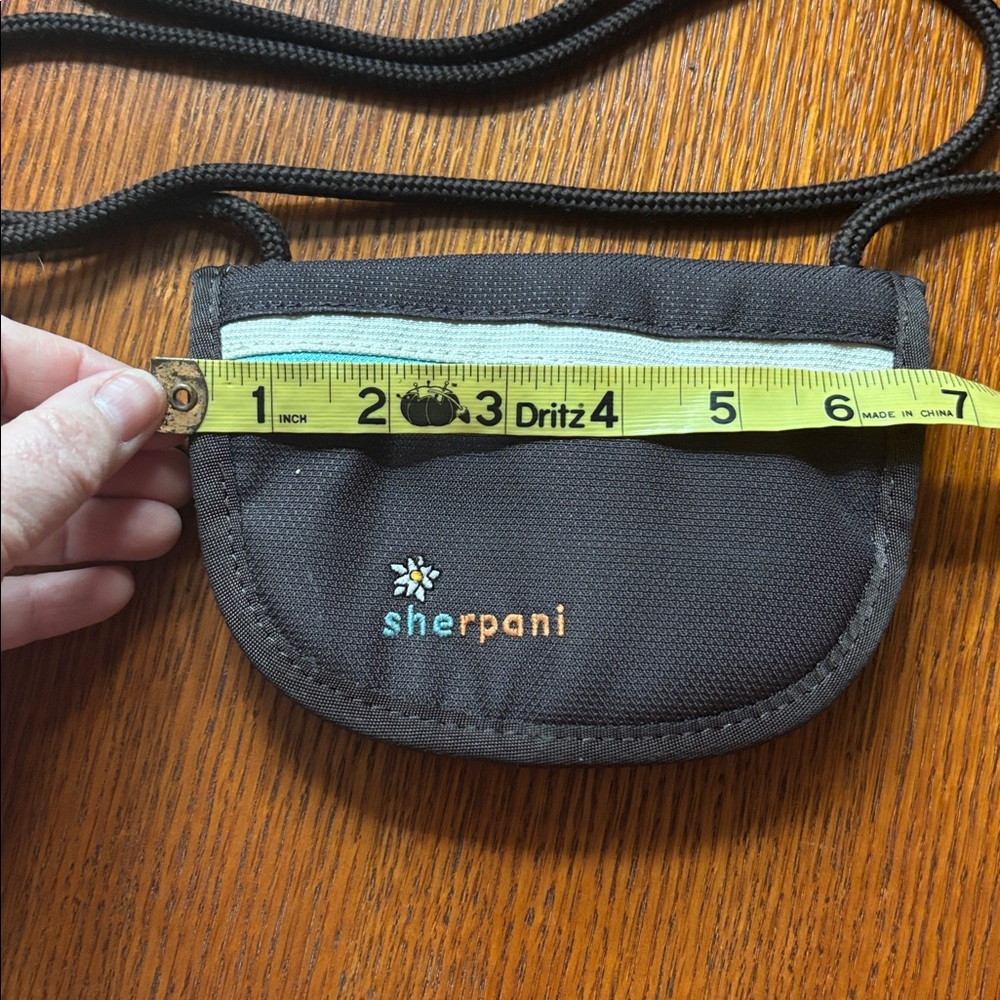 SHERPANI ZOE crossbody wallet. Mini essentials purse. Zipper closed. - Picture 2 of 8